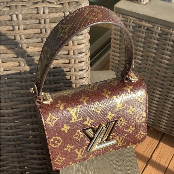💙Louis Vuitton Python Twist. Brown w/Gold LV Pattern Logos. Handle/chain strap - Picture 9 of 9